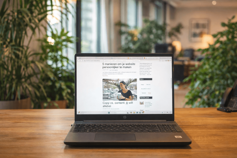 Laptop daarop het van Hout copy en content merkverhaal