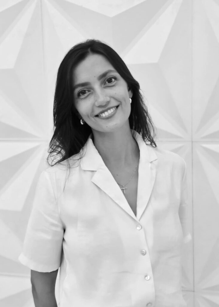 contact lynn van hout copywriter